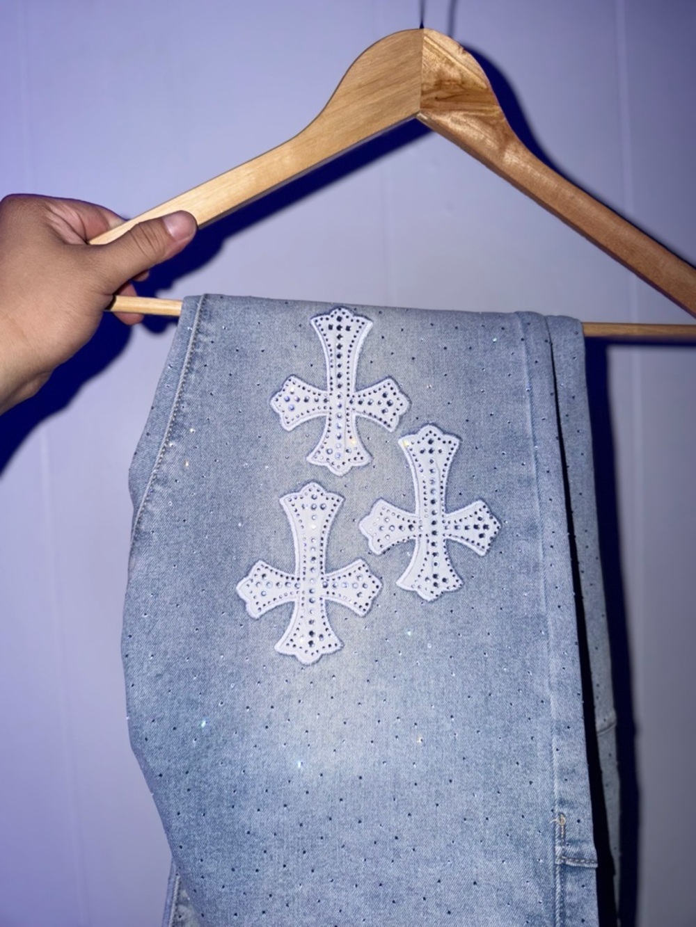 Men light washed Cross patches embroidered jeans - Picture 6 of 9